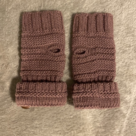 Mittens🧤 - Picture 2 of 2